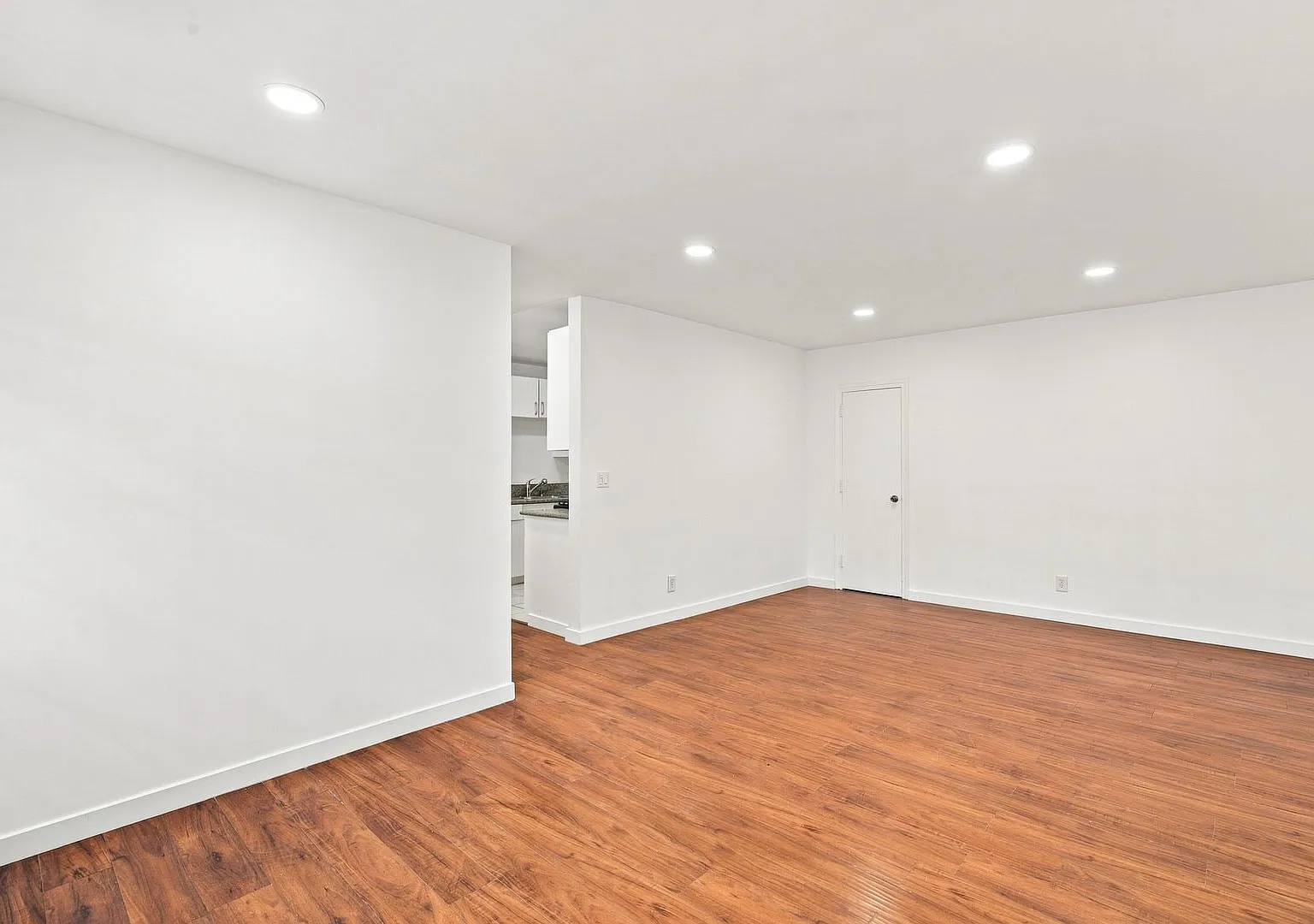 956 Elden Ave — Photo 3