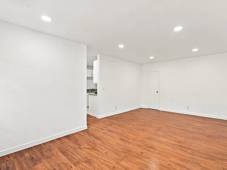 956 Elden Ave — Photo 3