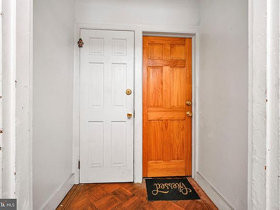 4th image of 667 E Philadelphia St