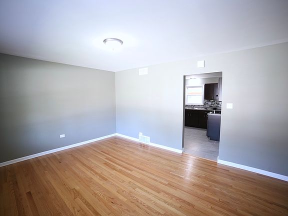 4th image of 16652 Thornton Ave