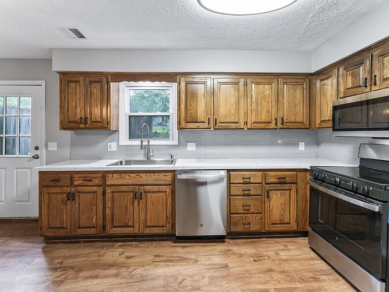 1322 N Harvey Dr — Photo 6