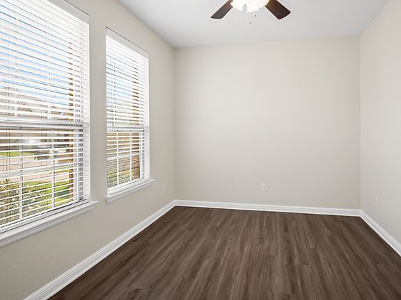 5th image of 416 Crown Oaks Dr