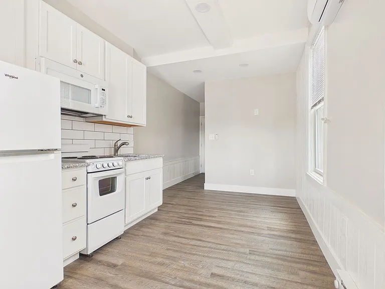916 Green St — Photo 2