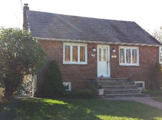 25 45th St, Lindenhurst, NY 11757