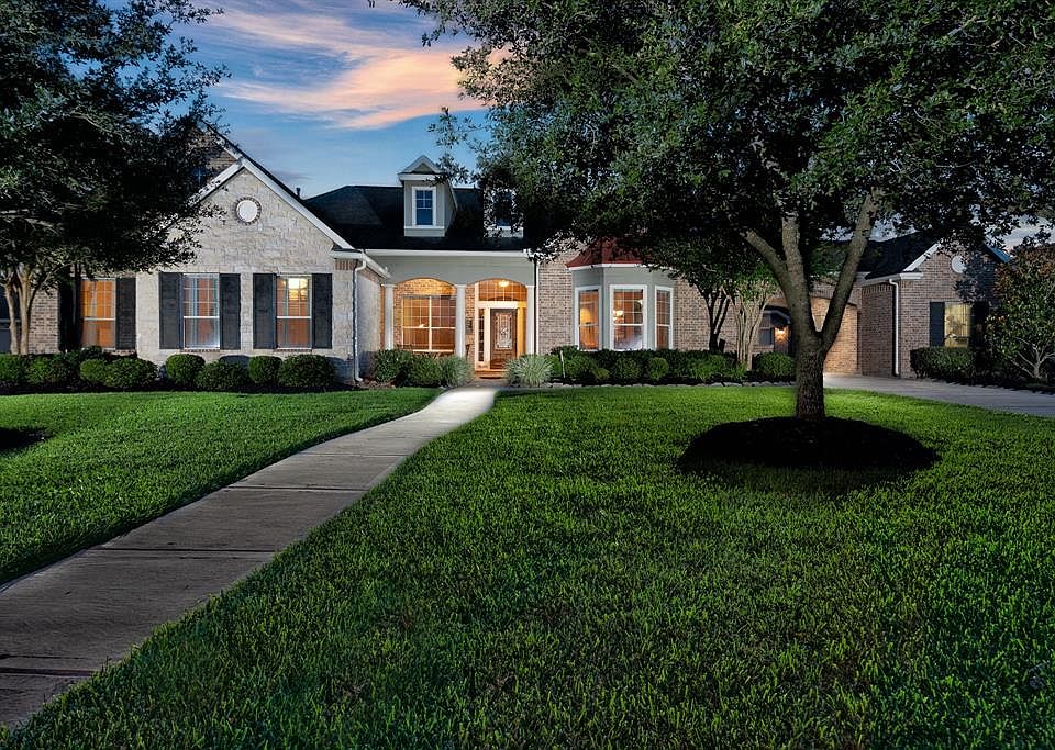Welcome home to this stunning 1.5 story David Weekley home nestled in the peaceful community of Lakes of Fairhaven.