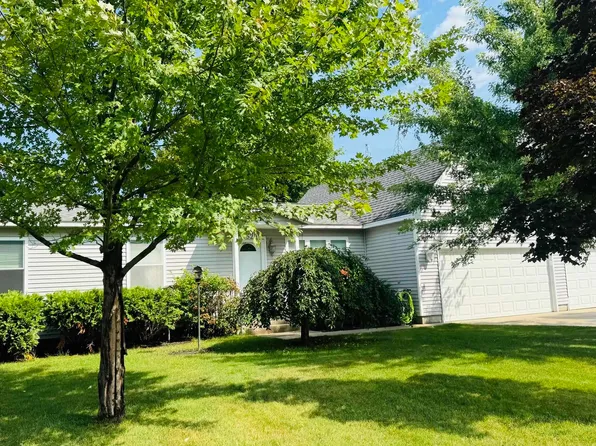 4520 Manor Wood Dr N, Traverse City, MI 49685
