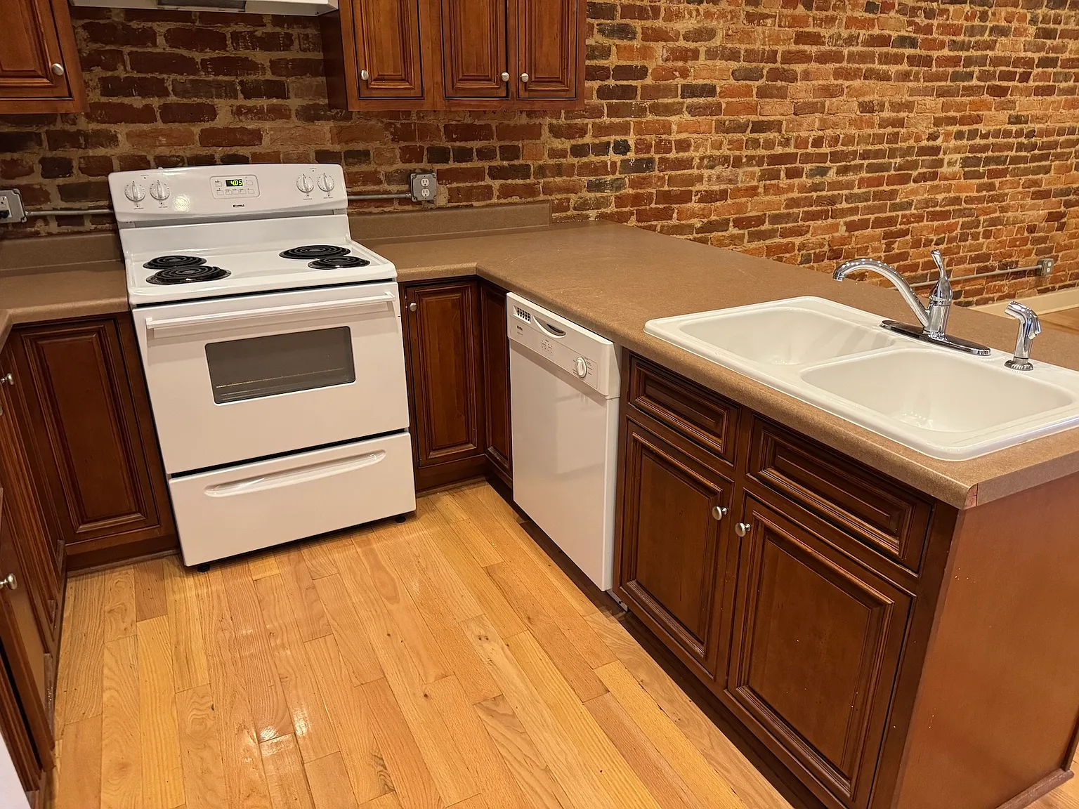 1 bed, 990 sqft, $1,100 — Photo 3