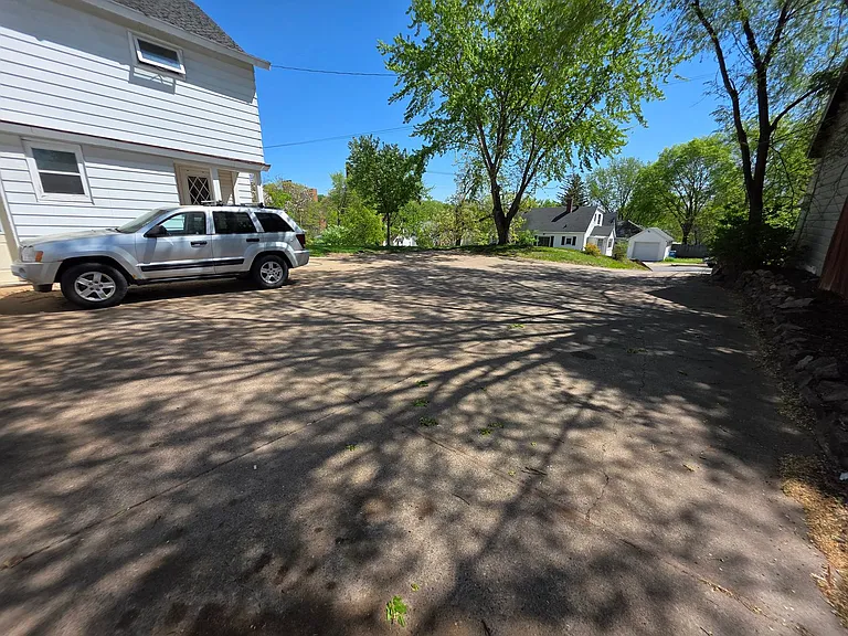 927 E Grand Ave — Photo 17