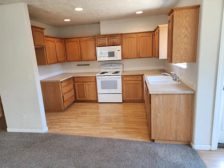 1838 Alder Dr NE — Photo 4