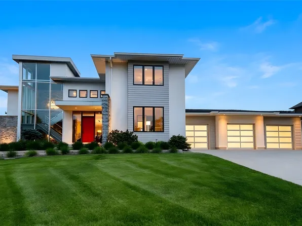 5710 Chestnut Ln, West Des Moines, IA 50266