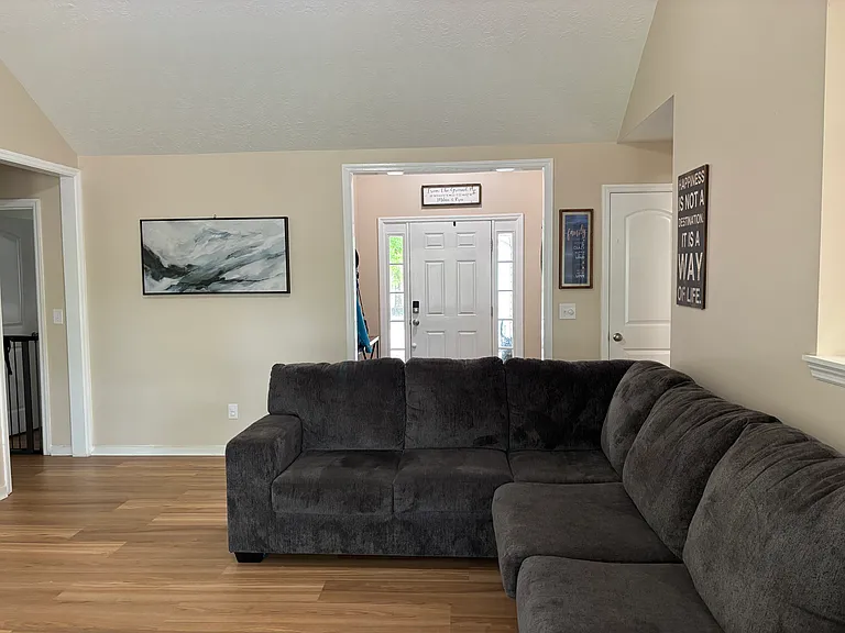 3152 Alexandria Dr — Photo 5