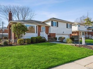 21 Vista Rd, Plainview, NY 11803