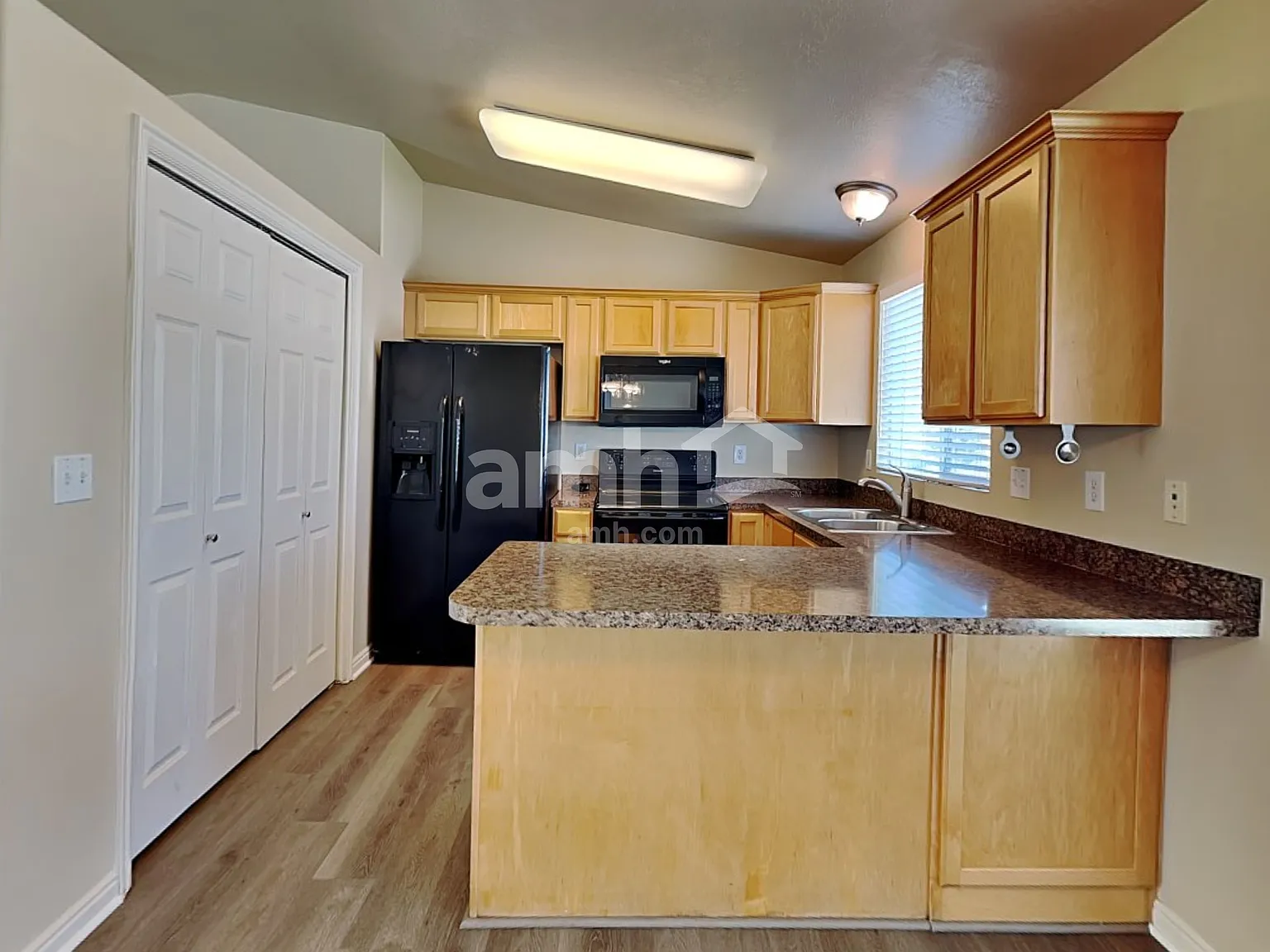 4 bed, 2.0 bath, 1696 sqft, $2,215 — Photo 3