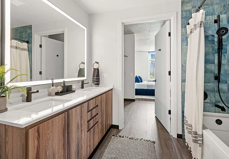 169 N Ashland Ave — Photo 3