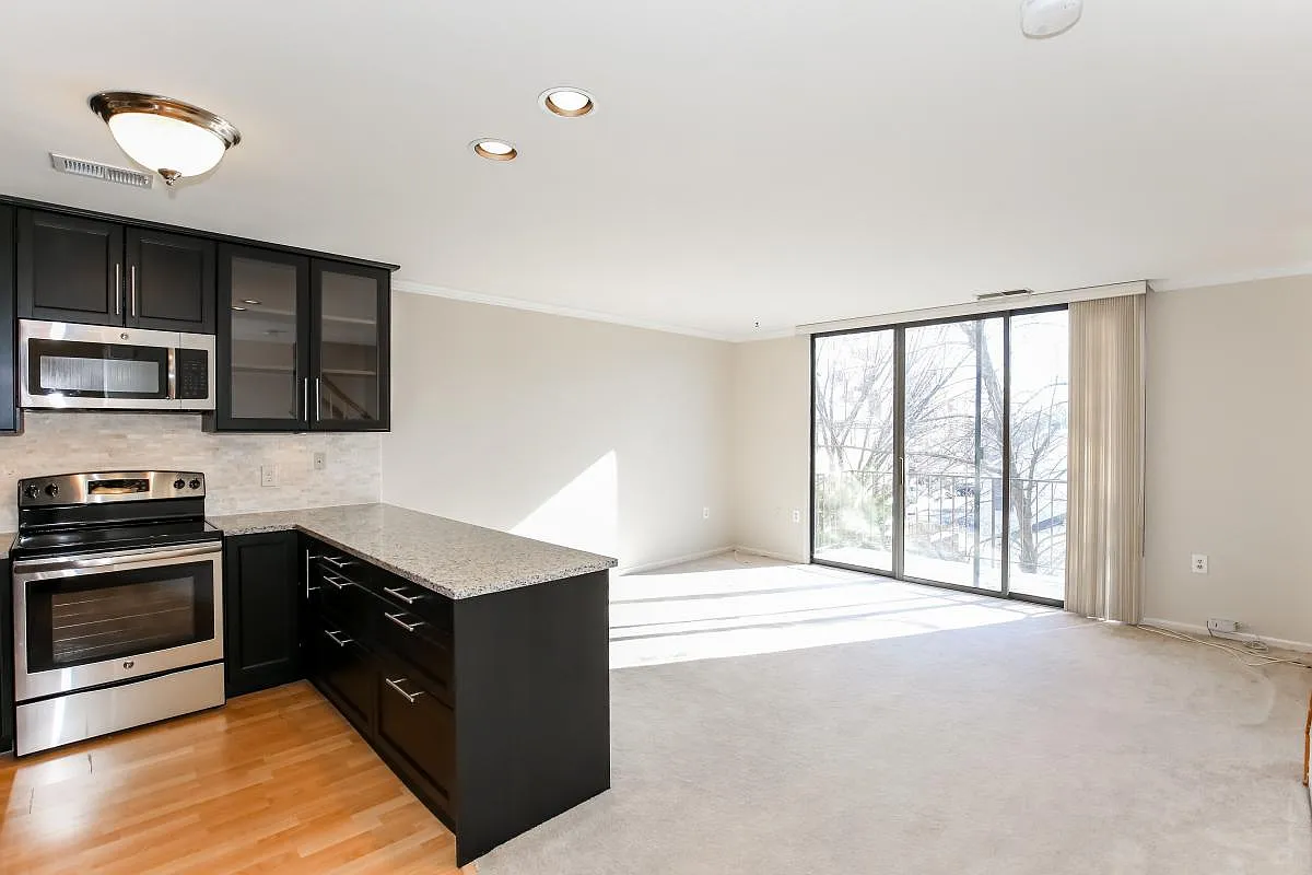 2 bed, 968 sqft, $2,650 — Photo 2