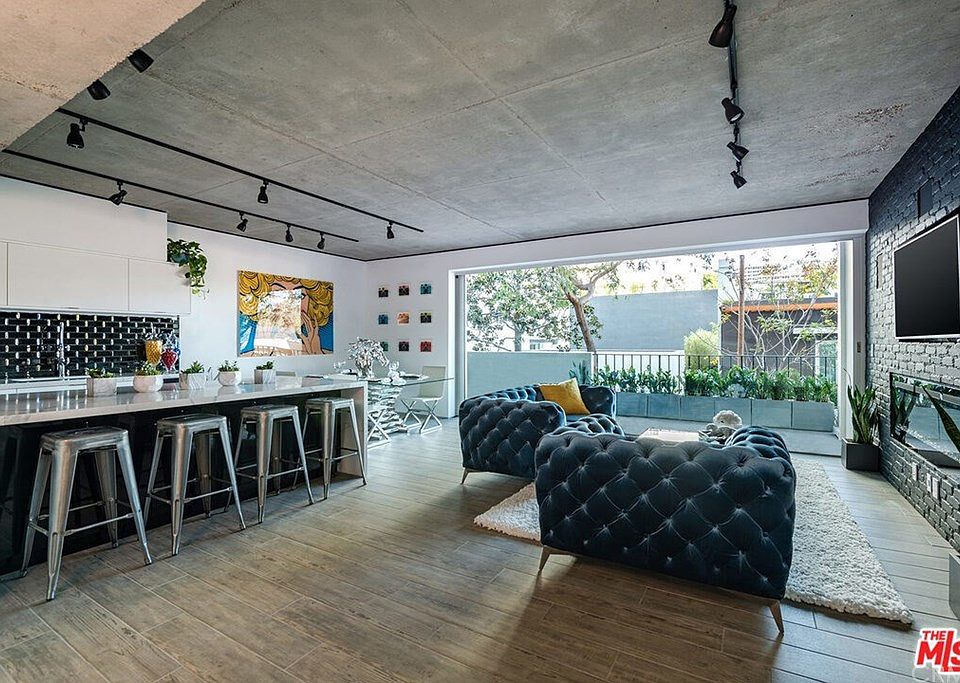 1st image of 818 N Doheny Dr APT 203