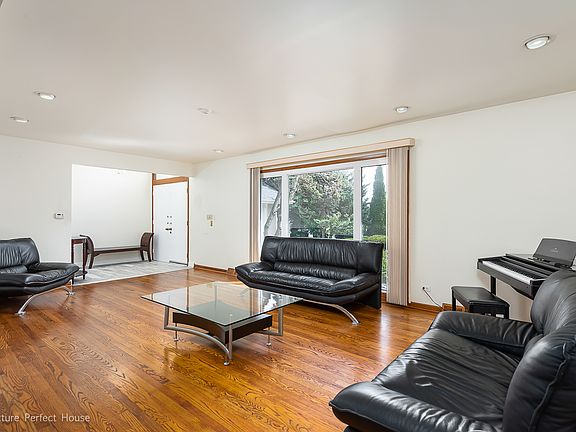 2nd image of 7326 Bayberry Ln