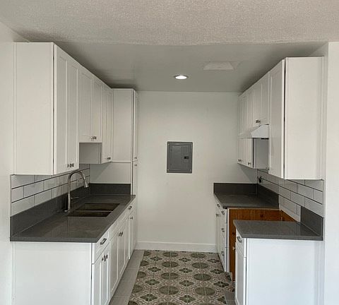 4th image of 711 W 81st St