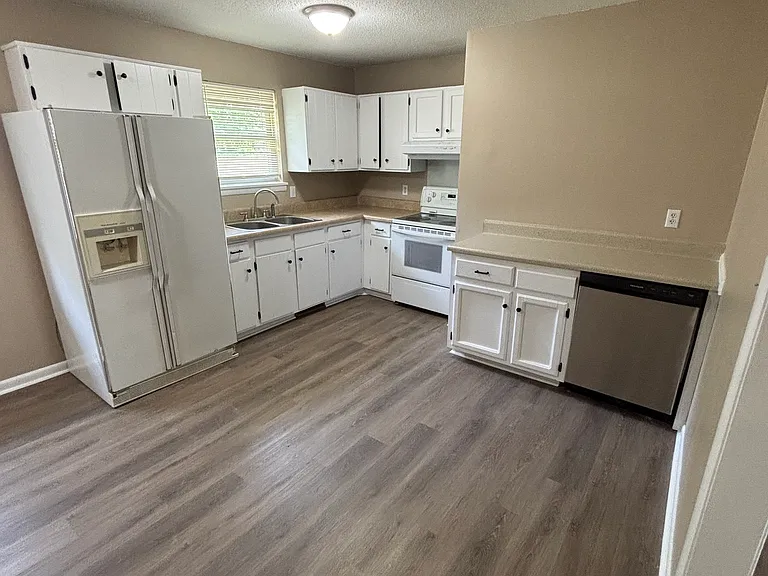 2227 Stokes Rd — Photo 3