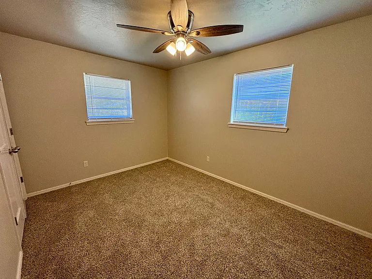 709 Sunset Dr — Photo 9