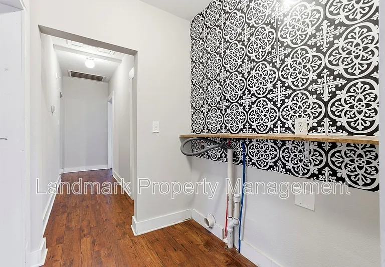 405 College St — Photo 16