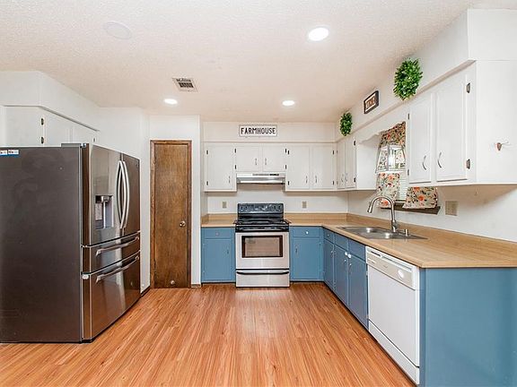 5th image of 916 W 5th St