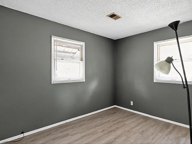 1274 W Green St — Photo 12