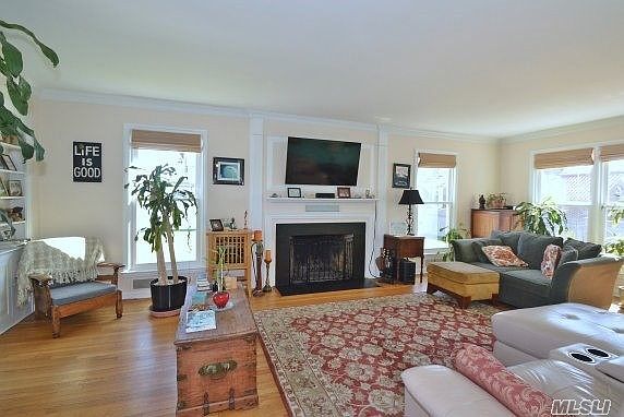 4th image of 165 Long Beach Blvd