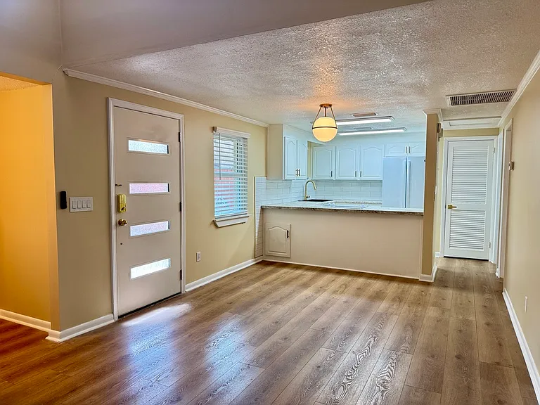 1561 Arcadia Dr — Photo 6