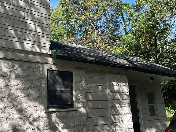 3rd image of 604 Pioneer St