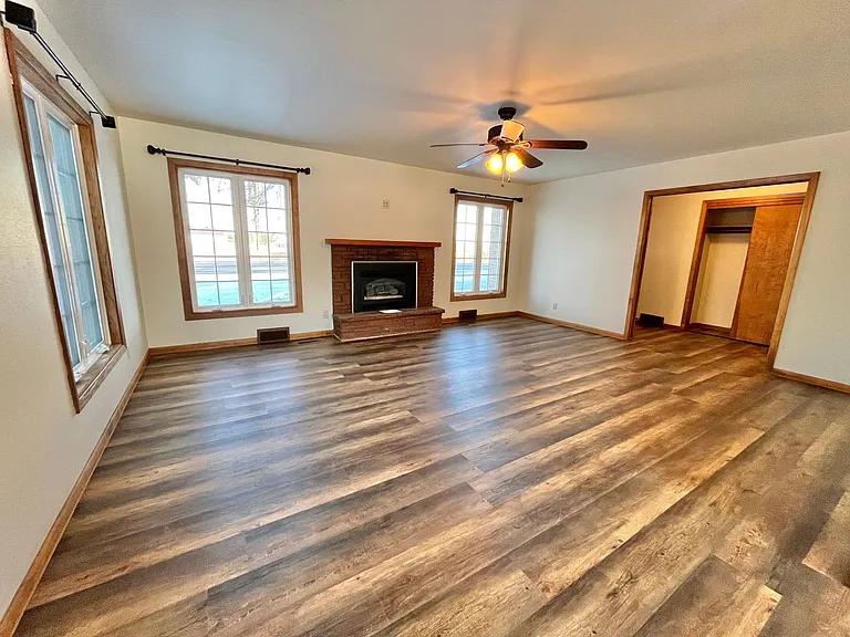 4909 E Linden Ln — Photo 4