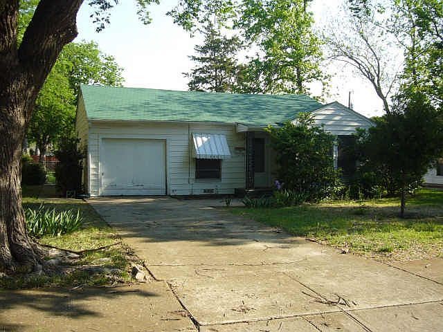 1st image of 305 W Avenue F