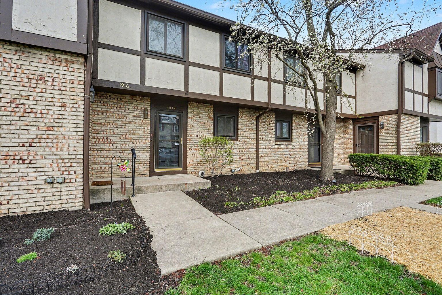Listing photo 4 for 1914 Laramie Dr #26