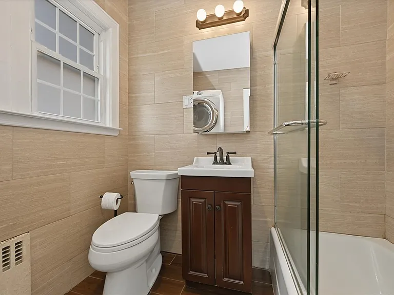 38-11 205th St #SINGLE-FAMIL — Photo 16