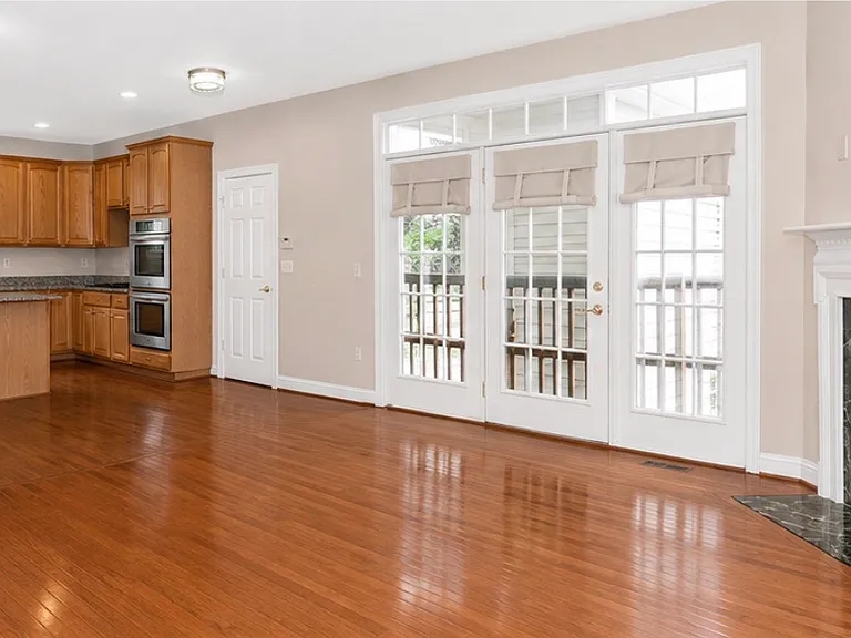 404 Tailor St — Photo 5