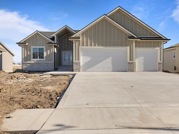 2nd image of 865 NW Sandy Hollow Cir