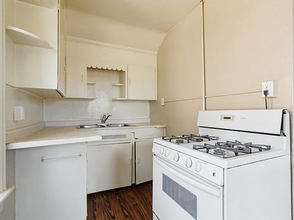 3rd image of 118 16th St NE #C