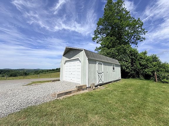 2nd image of 476 Marthas Knob Rd
