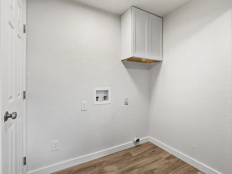 537 E Sears St — Photo 27