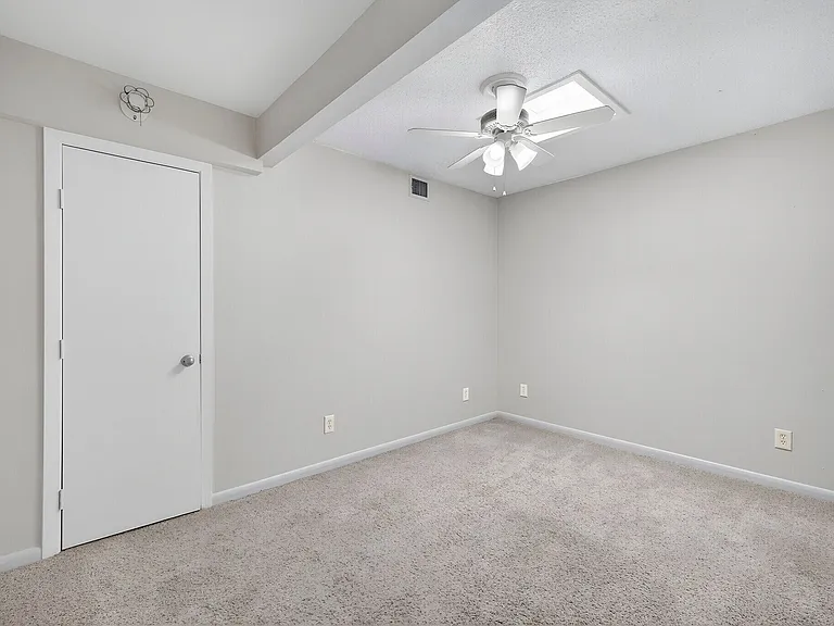 Eastwood Apartments — Photo 7