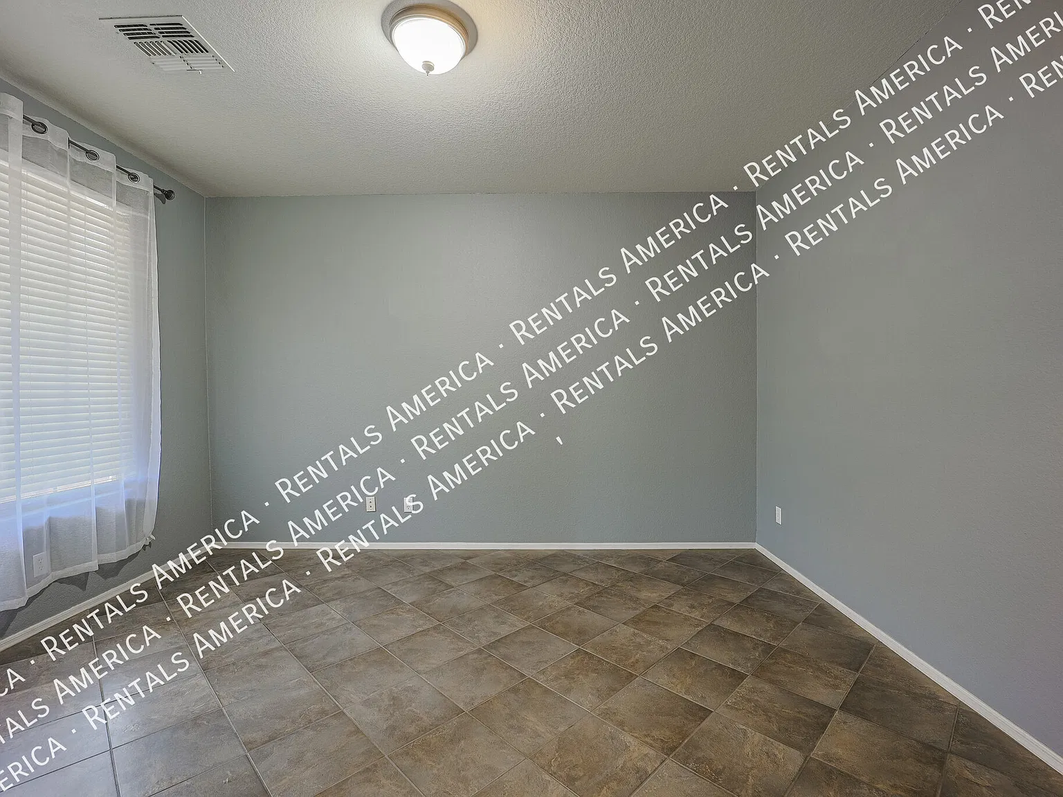 Single level with pool! — Photo 4