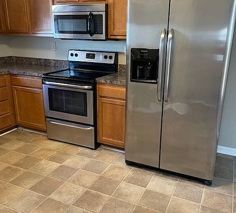 5th image of 685 Lynn St