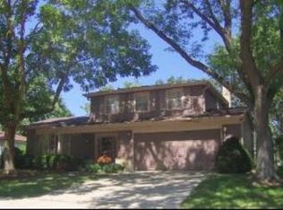 402 Greentree Pkwy, Libertyville, IL 60048