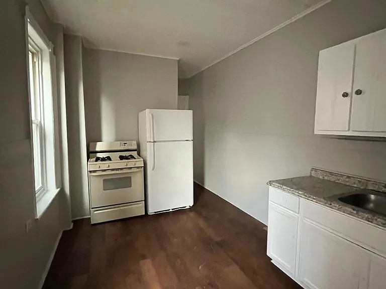 71 S Logan Ave — Photo 4