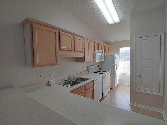 3rd image of 8069 Stonebrook Dr