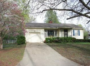 8825 Minnehaha Ln, Kansas City, MO 64114