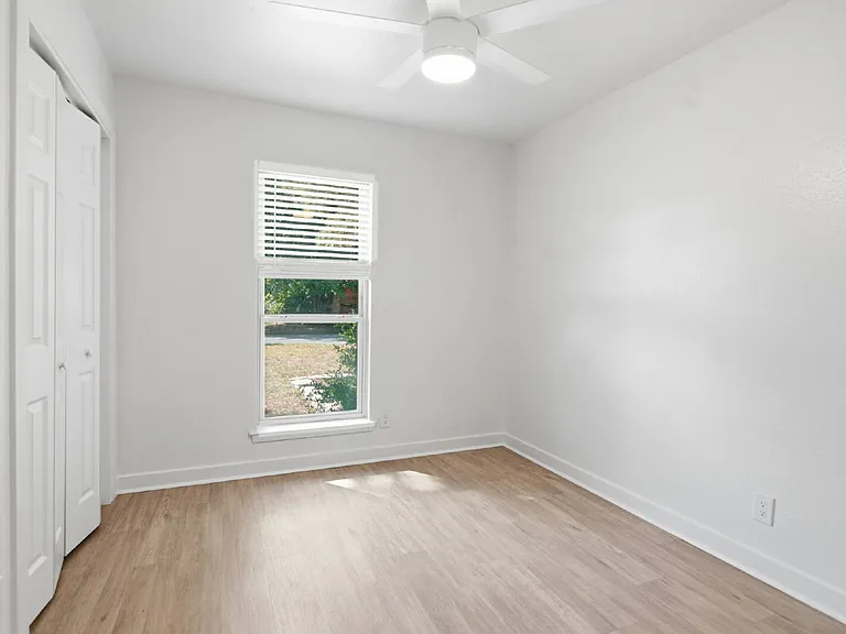 809 James St — Photo 24