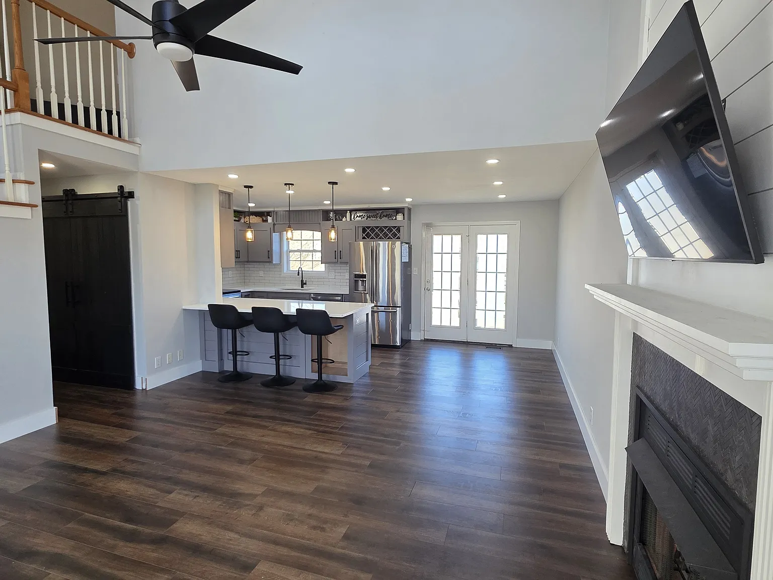 4 bed, 2.5 bath, 1940 sqft, $2,300 — Photo 2