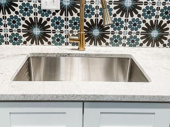 3rd image of 7055 Hampton Ave #308
