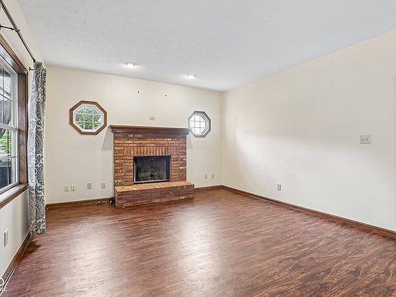 3rd image of 331 N Greenbriar Dr